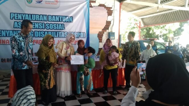 
 Ketua TP PKK Situbondo Husna Laili Serahkan Bantuan ASPD untuk Penyandang Disabilitas
